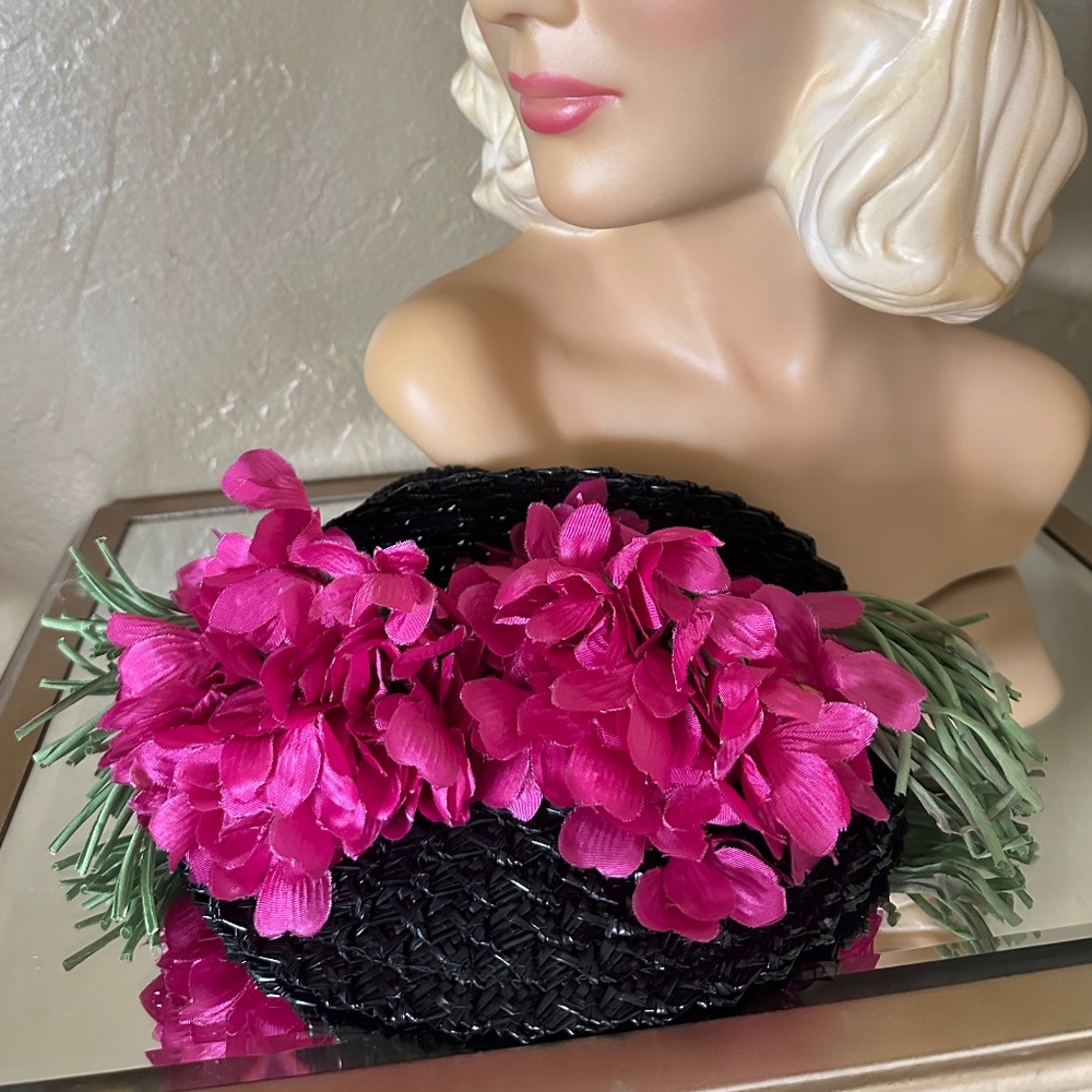 ADORABLE 1940s' BLACK TILT STRAW TOQUE WITH FUCHSIA FABRIC FLOWERS & STEMS - Picture 9 of 12